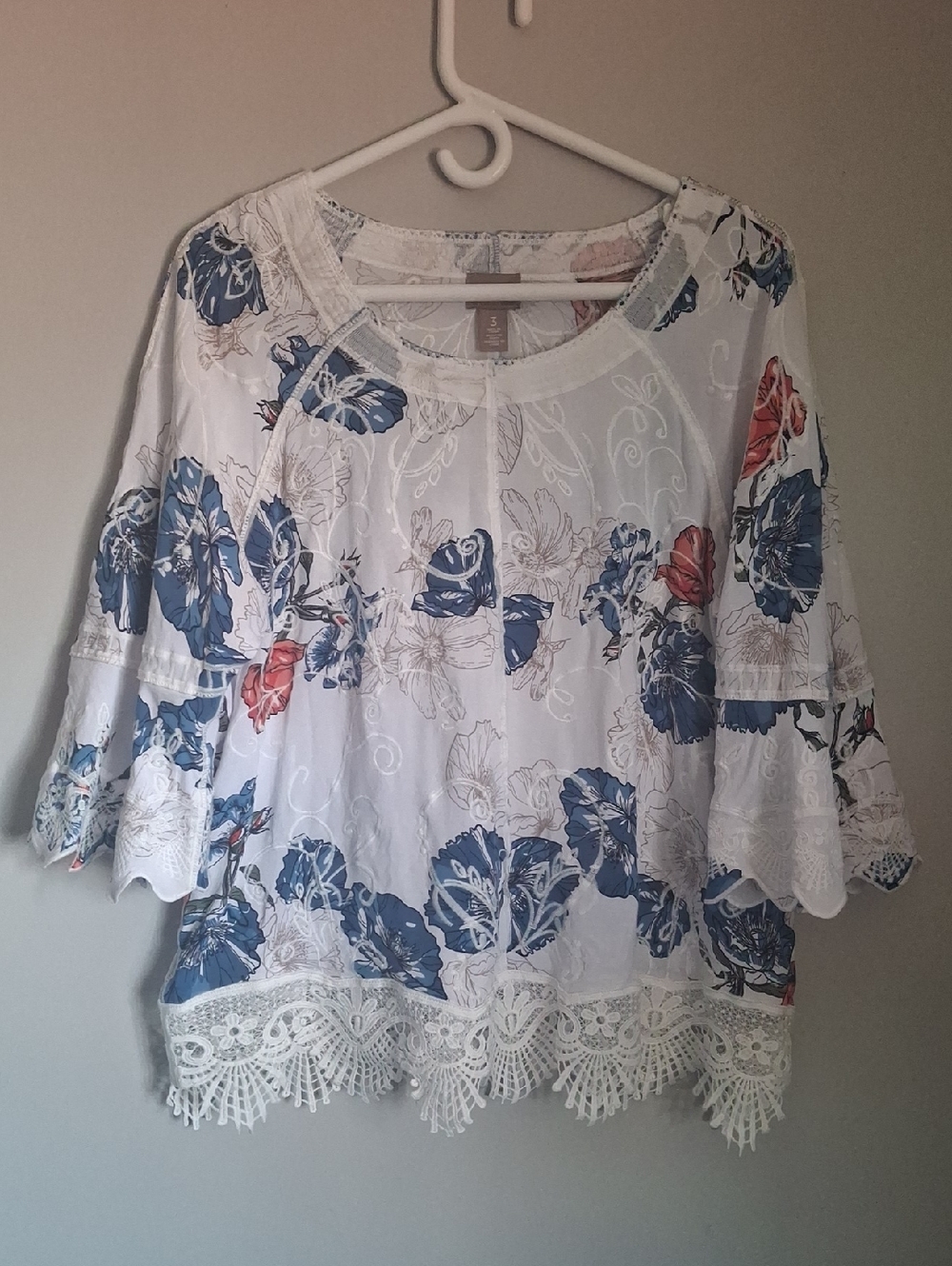 Chico’s Floral Lace Trim Bell Sleeve Blouse Top White Blue Red Size 3 (XL)